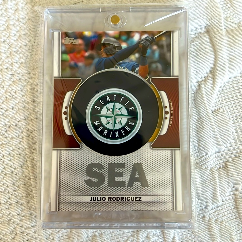 JULIO RODRÍGUEZ Seattle Mariners team logo patch relic card TOPPS.